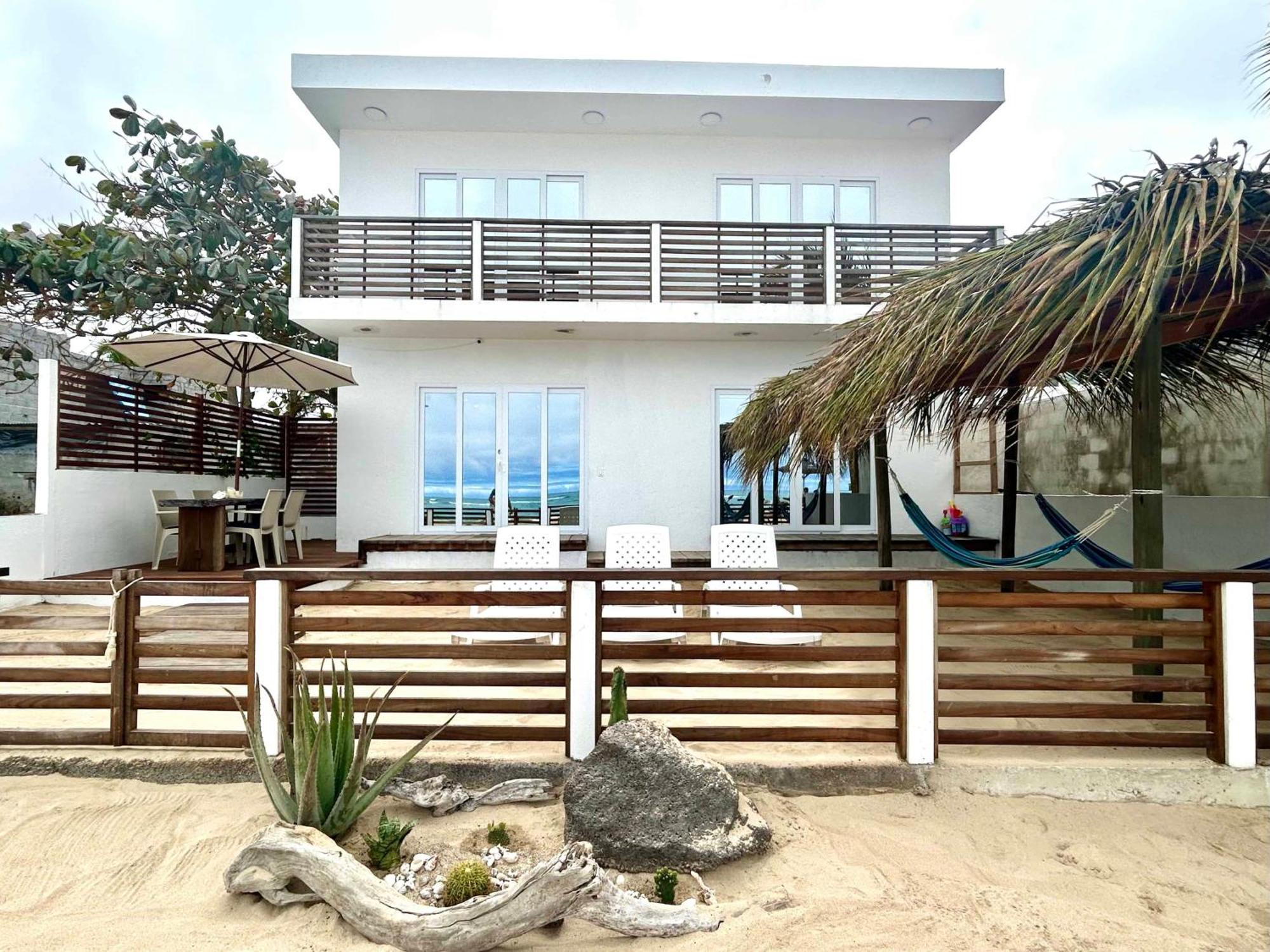 Yellow Heron House Puerto Villamil Buitenkant foto